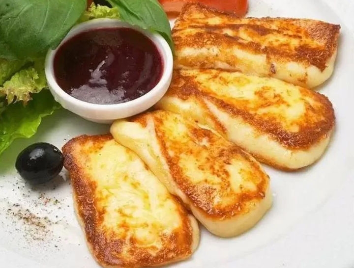 Жареный сыр Сулугуни с ягодным соусом