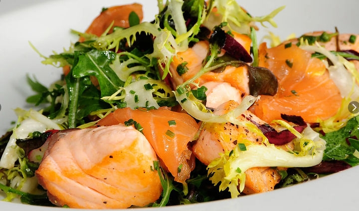 Салат теплый с жареным Лососем