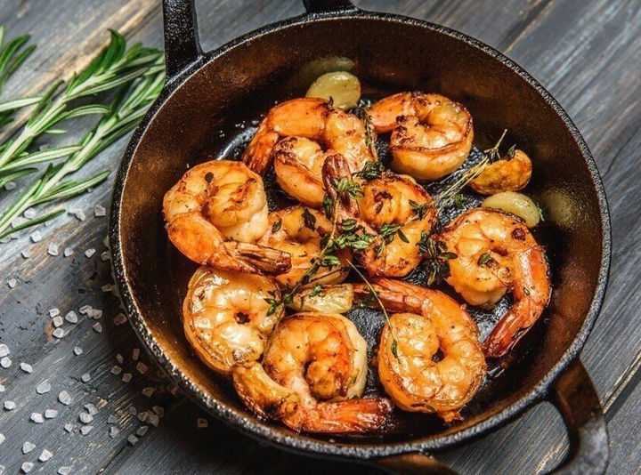 Креветки тигровые жареные в остром соусе