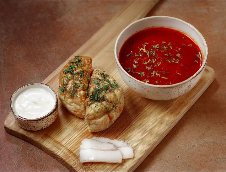 Борщ из Говядины с пампушками и салом